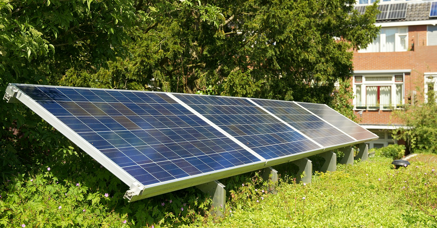 Montaż paneli fotowoltaicznych na nierównym terenie